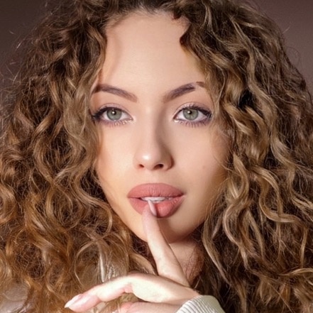 Aloyouiii. Алёна aloyouiii. Alona кудрявая. Aloyouiii фото. Aloyouiii Алона бусти